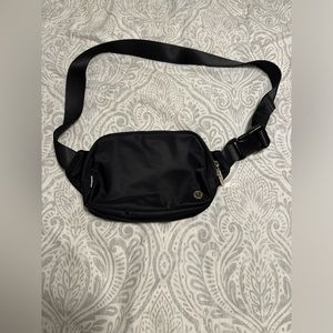 Lululemon Everywhere Belt Bag Large 2L
black with gold metal